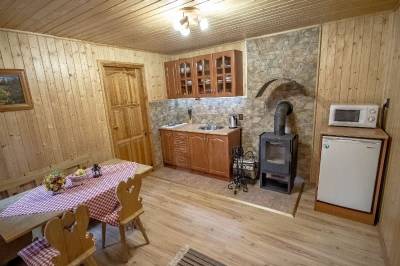 Kuchyňa s jedálenským sedením a kachľami, Chata Bystrina, Smižany