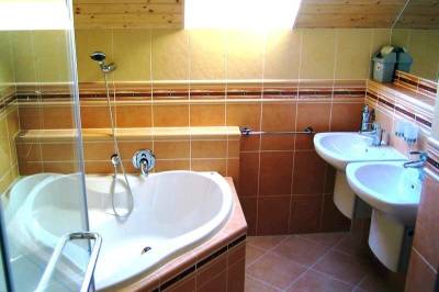Kúpeľňa s vaňoz, Zrubové chaty Adex, Stará Lesná