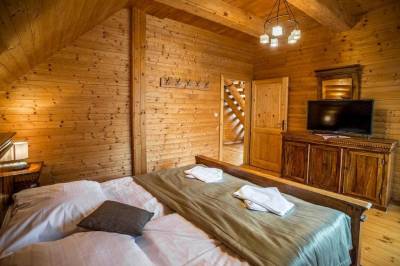 Spálňa s manželskou posteľou a TV, Zrubové chaty Adex, Stará Lesná