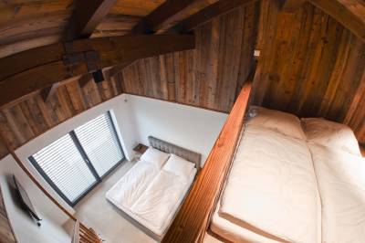 Spálňa s manželskou posteľou a podkrovnými matracmi, Chalet Bohemian, Zázrivá