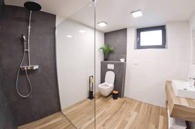 Kúpeľňa so sprchovacím kútom a toaletou, Chalet Bohemian, Zázrivá