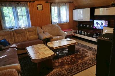 Obývačka s gaučom, TV a kachľami, Rekreačná chata Duchonka, Prašice
