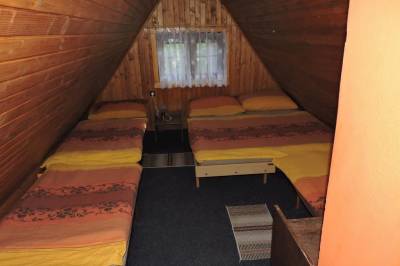 Spálňa s manželskou posteľou a 1-lôžkovými posteľami, Rekreačná chata Duchonka, Prašice