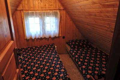 Spálňa s manželskou a 1-lôžkovou posteľou, Rekreačná chata Duchonka, Prašice