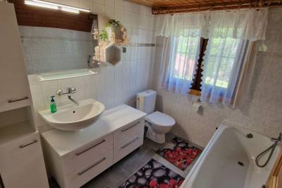 Kúpeľňa s vaňou a WC, Rekreačná chata Duchonka, Prašice