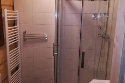 Kúpeľňa so sprchovacím kútom a toaletou, Chalúpka pod Tatrami, Stará Lesná