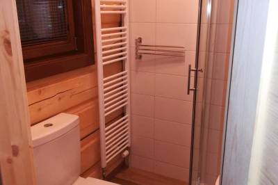 Kúpeľňa so sprchovacím kútom a toaletou, Chalúpka pod Tatrami, Stará Lesná