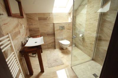 Kúpeľňa so sprchovým kútom, Horské chaty ZAGRAPA, Oščadnica