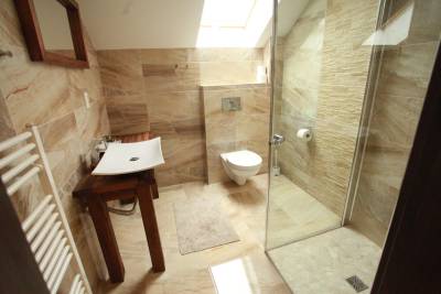 Kúpeľňa so sprchovým kútom, Horské chaty ZAGRAPA, Oščadnica