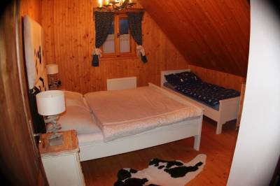 Drevenica Relax - spálňa s manželskou a 1-lôžkovou posteľou, Family Resort Zázrivá, Zázrivá
