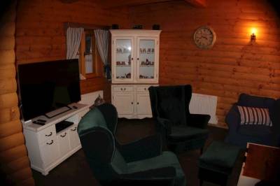 Drevenica Relax - obývačka s gaučom a TV, Family Resort Zázrivá, Zázrivá