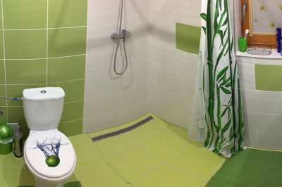 Kúpeľňa so sprchovacím kútom a toaletou, Chatka Ľudmila, Liptovský Mikuláš