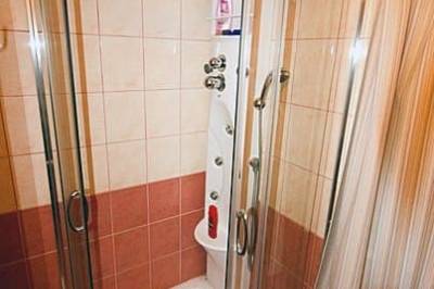 Kúpeľňa so sprchovacím kútom, Chalupa EVKA, Závadka nad Hronom