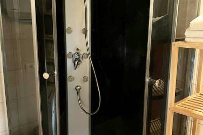 Kúpeľňa so sprchovacím kútom, Drevenica Veľká Lesná, Veľká Lesná