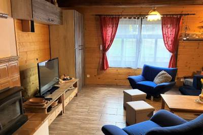 Obývačka s gaučom a LCD TV, Drevenica Veľká Lesná, Veľká Lesná