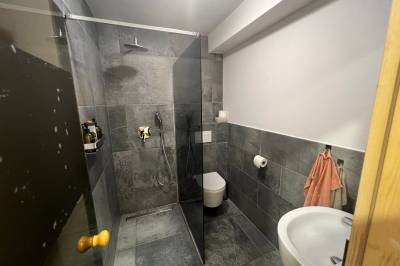 Kúpeľňa so sprchovacím kútom a toaletou, Chata Dolina, Selce