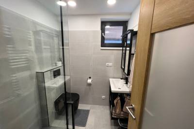Kúpeľňa so sprchovacím kútom a toaletou, Chata Dolina, Selce