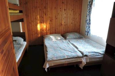 Spálňa s manželskou a poschodovou posteľou, Chata na Duchonke, Prašice