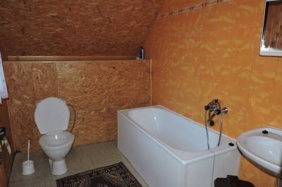Kúpeľňa s vaňou a toaletou, Chata na Duchonke, Prašice
