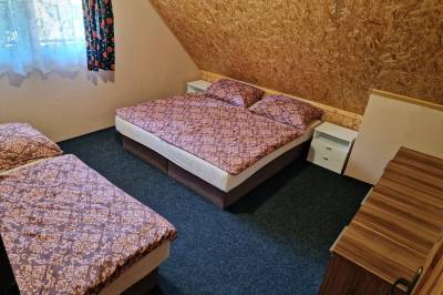 Spálňa s manželskou a 1-lôžkovou posteľou, Chata na Duchonke, Prašice