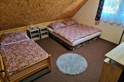 Spálňa s manželskou a 1-lôžkovou posteľou, Chata na Duchonke, Prašice