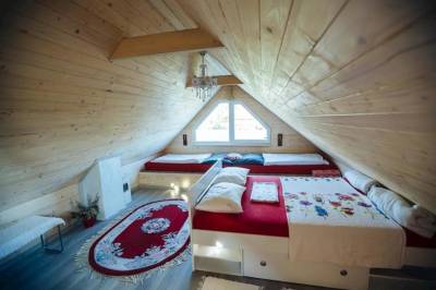 Spálňa s manželskou posteľou a 1-lôžkovými posteľami, Chalupa u Zajacov, Čierny Balog