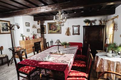 Obývačka s krbom a sedením, Chalupa u Zajacov, Čierny Balog