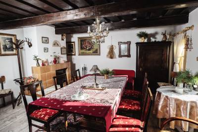 Obývačka s krbom a sedením, Chalupa u Zajacov, Čierny Balog