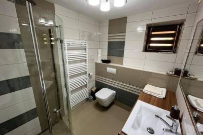 Zrub č. 1 - kúpeľňa so sprchovacím kútom a toaletou, Zruby Oščadnica, Oščadnica