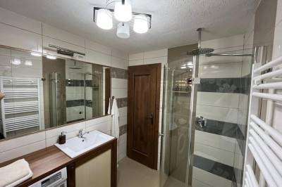 Zrub č. 1 - kúpeľňa so sprchovacím kútom a práčkou, Zruby Oščadnica, Oščadnica