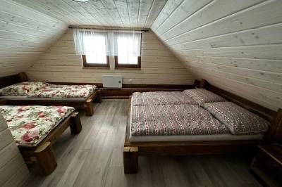 Zrub č. 2 - spálňa s manželskou posteľou a samostatnými lôžkami, Zruby Oščadnica, Oščadnica