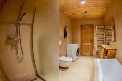 Kúpeľňa s vaňou, sprchovacím kútom a práčkou, Chalet Zuberec, Zuberec