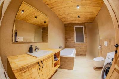 Kúpeľňa s vaňou, sprchovacím kútom a práčkou, Chalet Zuberec, Zuberec