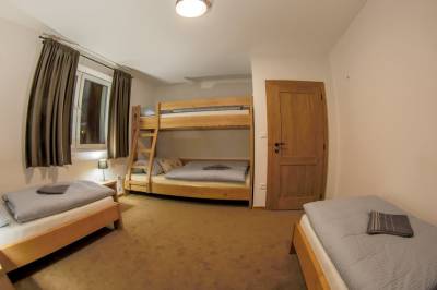 Spálňa s poschodovou posteľou a samostatnými lôžkami, Chalet Zuberec, Zuberec
