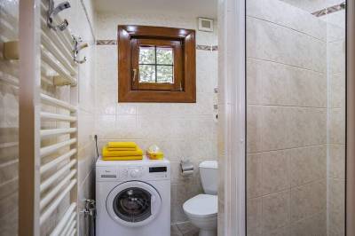 Apartmán č. 2 - kúpeľňa so sprchovacím kútom a práčkou, Drevenica Michael, Liptovský Trnovec