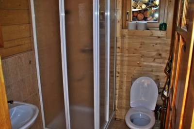 Kúpeľňa so sprchovacím kútom a toaletou, Chata Štôlanka, Štôla
