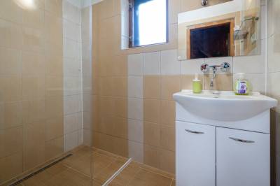 Kúpeľňa so sprchovacím kútom, Chata Ďateľ, Pribylina