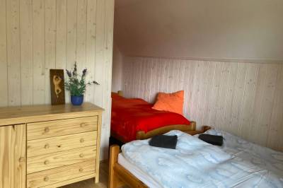 Spálňa s manželskou a 1-lôžkovou posteľou, Chata Veverička, Dolný Kubín