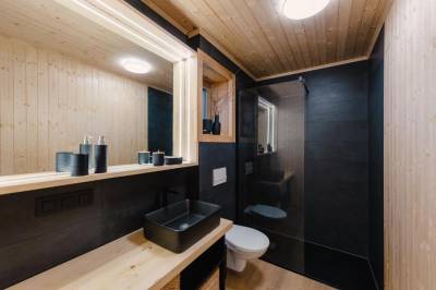Kúpeľňa s toaletou a sprchovacím kútom, Lesná chata Liptov, Ružomberok
