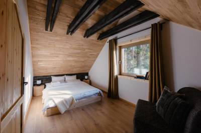 Spálňa s manželskou posteľou, Lesná chata Liptov, Ružomberok