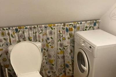 Toaleta s práčkou, Rozprávkové eko ubytovanie, Štiavnické Bane