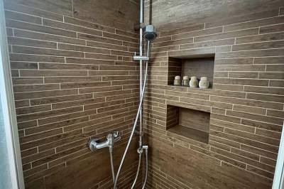 Kúpeľňa so sprchovacím kútom, Chata Evka, Martin