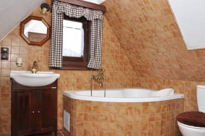 Kúpeľňa s vaňou a toaletou, Chalupa Borovenka, Veľké Borové