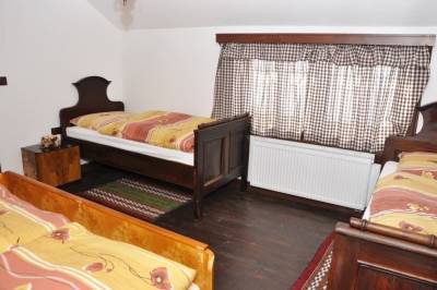 Spálňa s manželskou  posteľou a 1-lôžkovými posteľami, Chalupa Borovenka, Veľké Borové