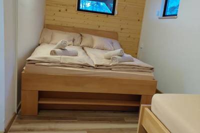 Spálňa s manželskou a 1-lôžkovou posteľou, Chatka pod horou, Banská Štiavnica