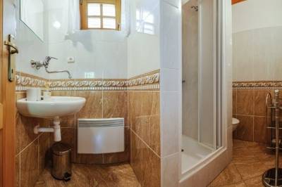 Kúpeľňa so sprchovacím kútom, Chata č. 23 Čremošné pri Turčianskych Tepliciach, Čremošné