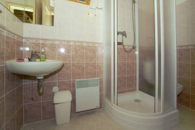 Kúpeľňa so sprchovacím kútom, Chata č. 23 Čremošné pri Turčianskych Tepliciach, Čremošné