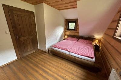 Apartmán č. 4 - spálňa s manželskou posteľou, Chata Gazdovský dvor Klokočov Kysuce, Klokočov
