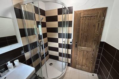 Apartmán č. 4 - kúpeľňa so sprchovacím kútom, Chata Gazdovský dvor Klokočov Kysuce, Klokočov