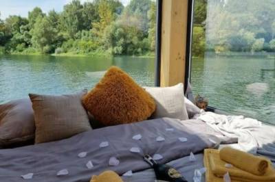 Spálňa s manželskou posteľou, AquaChill Wellness Houseboat &amp; Sauna, Liptovský Trnovec